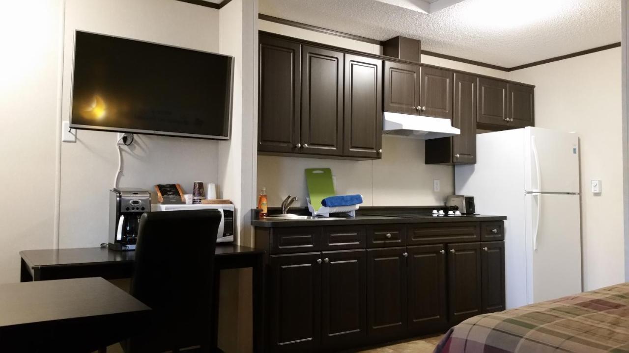 Bear'S Den Lodge Shaunavon Exterior photo