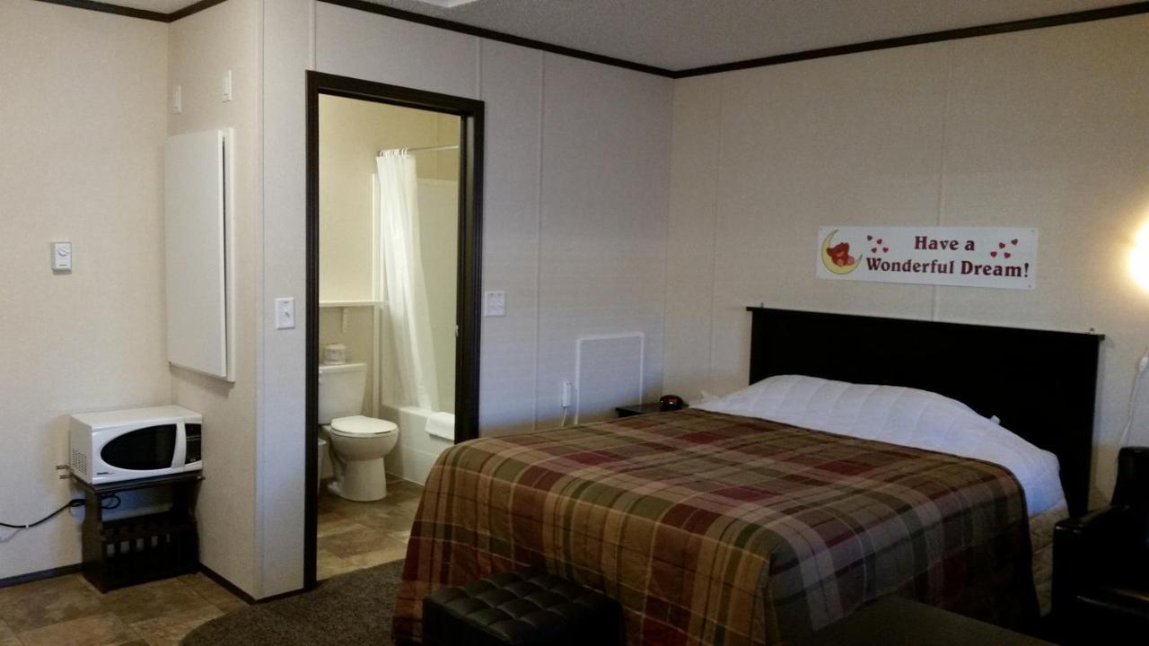 Bear'S Den Lodge Shaunavon Exterior photo