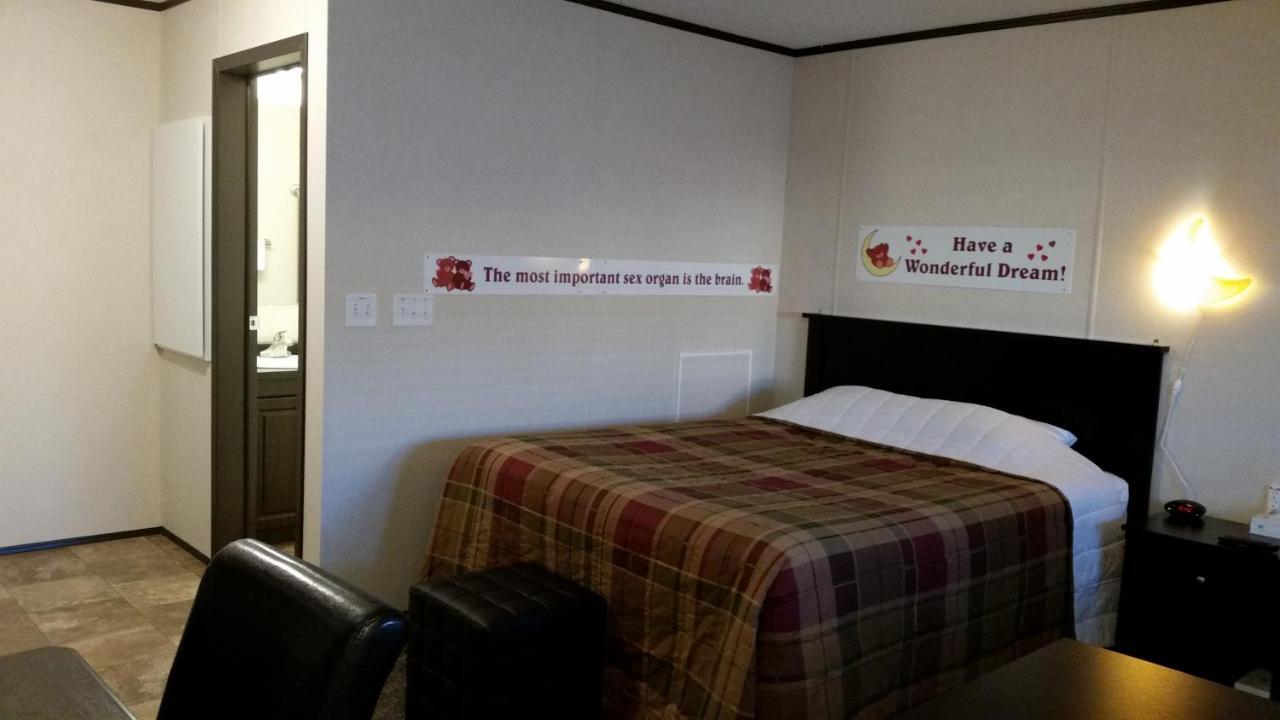 Bear'S Den Lodge Shaunavon Exterior photo